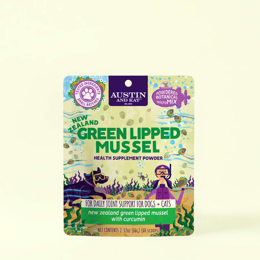 Green mussel supplement with turmeric from Austin and Kat, showing capsules filled with green mussel extract and turmeric powder.